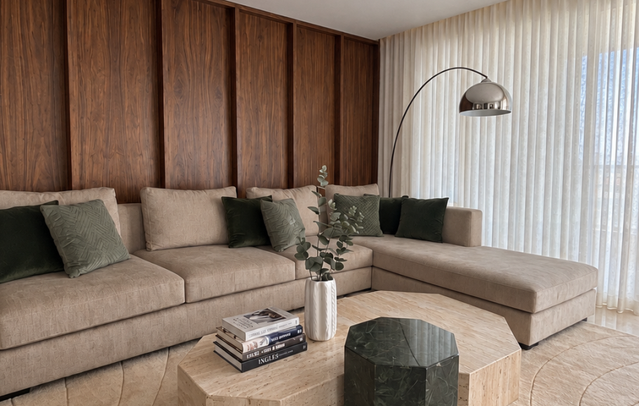 INTERIORISMO MARBELLA Sala moderna con un sofá marrón, mesa de madera y una chimenea minimalista.